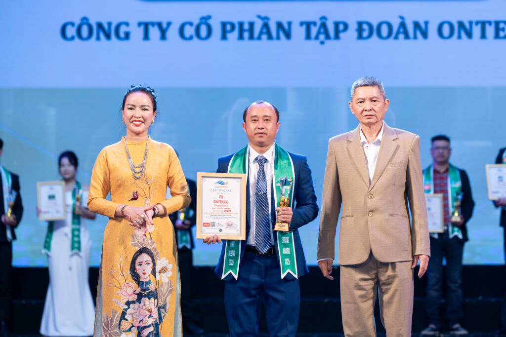 Đại diện Ontekco nhận giải top 100 thương hiệu tiêu biểu châu á thái bình dương